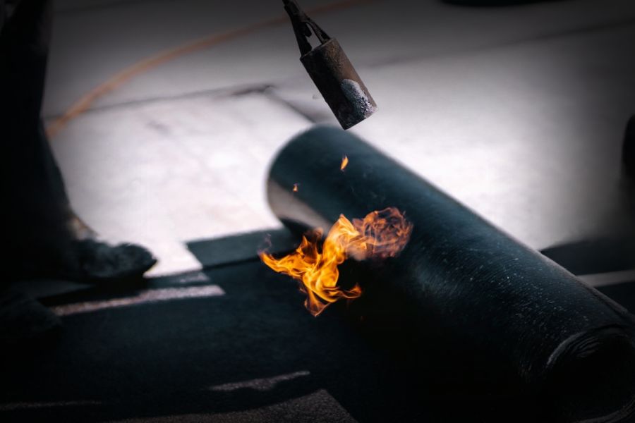 Üha suurem hulk majaomanikke ja ettevõtete omanikke on avastamas lamekatuse eeliseid. Põhimõtteliselt hõlmab lamekatus horisontaalset või tasast alust, mis kinnitatakse maja või hoone laetaladele. Katuse kalle on tuntud kui selle kalle. Võrreldes kald- või viilkatusega on lamekatus praktiliselt tasane.